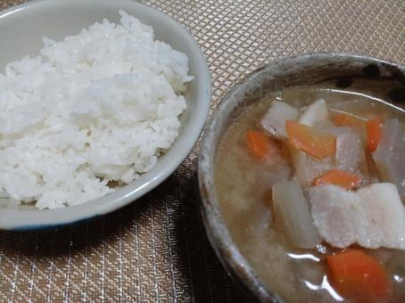 豚汁とご飯 豚汁とご飯 豚汁,三枚肉,ごぼうの写真素材