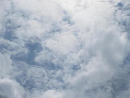 雲海の隙間をぬける僅かな青い空 空,青空,雲の写真素材