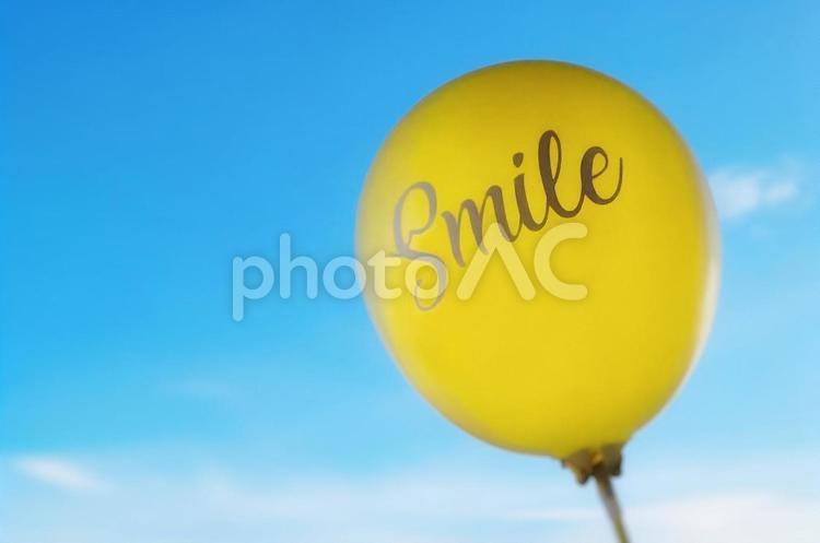 青空とsmileバルーン 空,青空,風船の写真素材