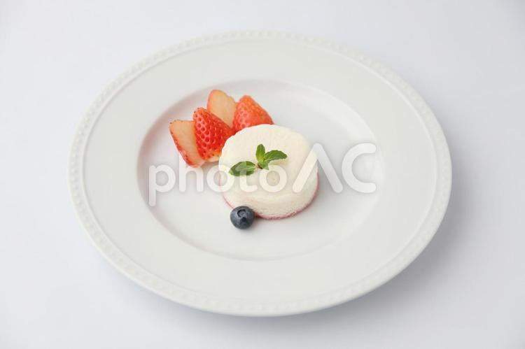 レア スフレ チーズケーキ 苺とブルーベリー デザート 白背景 チーズケーキ,レアチーズケーキ,スフレチーズケーキの写真素材