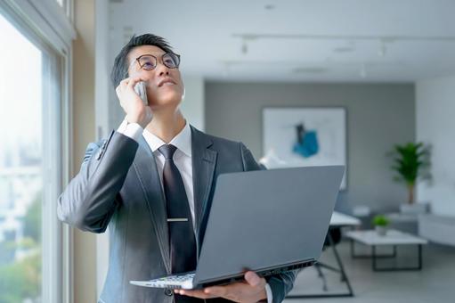 上を見るビジネスマン 男性,スーツ,ビジネスマンの写真素材