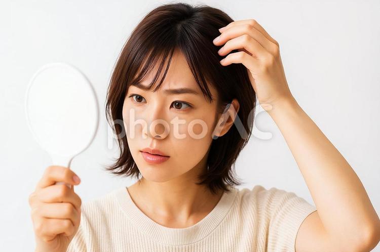 ヘアスタイルを気にする女性・髪型チェック ヘアスタイル,女性,髪型チェックの写真素材