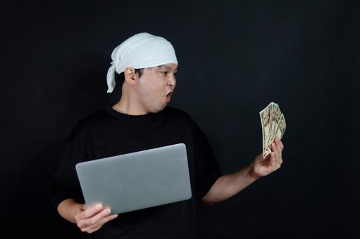 驚く男性と現金とパソコン 驚く男性と現金とパソコン 男性,現金,パソコンの写真素材