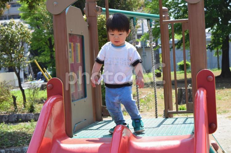 公園の滑り台で遊ぶ幼児　2歳 幼児,子供,男児の写真素材