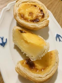 皿に乗ったエッグタルトの断面 皿に乗ったエッグタルトの断面 エッグタルト,お菓子,パステルデナタの写真素材