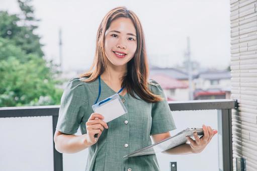 社員証を見せる女性 ビジネスウーマン 社員証を見せる女性 ビジネスウーマン 女性,笑顔,ビジネスの写真素材