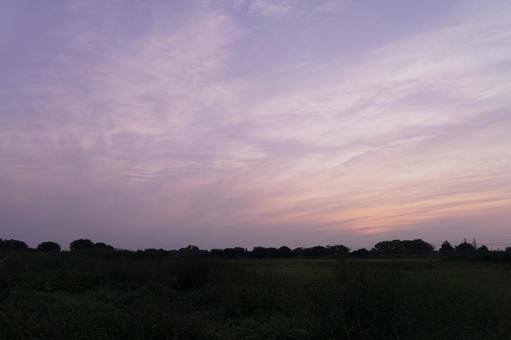 瓦葺の夏の朝焼け 瓦葺の夏の朝焼け マジックアワー,早朝,夏の写真素材
