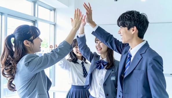 喜びを分かち合う学生 喜びを分かち合う学生の写真