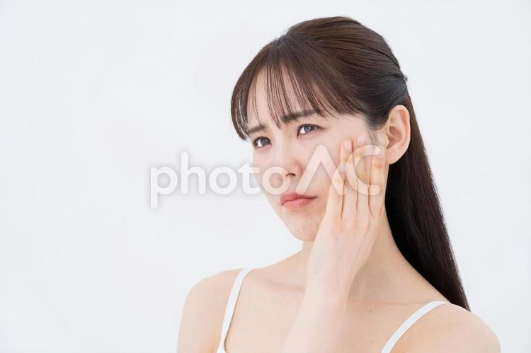 スキンケアに悩むミドル女性。 スキンケア,ビューティ,女性の写真素材