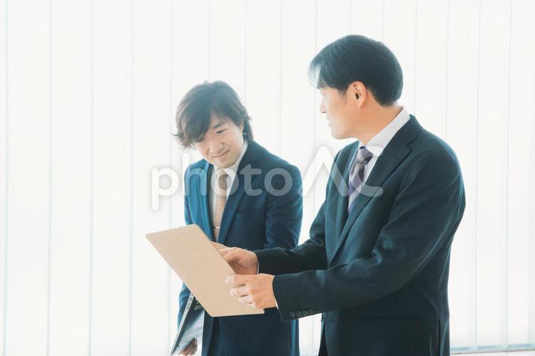 ビジネスマン・同僚・仕事仲間（話す） 男性,ビジネス,ビジネスマンの写真素材