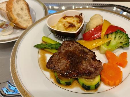 ステーキプレート ステーキプレート ステーキ,人参のグラッセ,付け合わせの写真素材