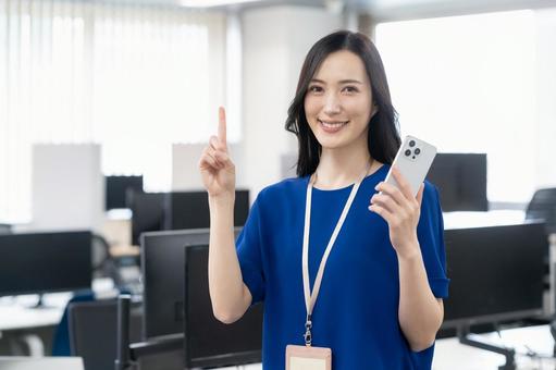 オフィスカジュアルの若い女性エンジニア オフィスカジュアルの若い女性エンジニア ビジネス,女性,スマホの写真素材
