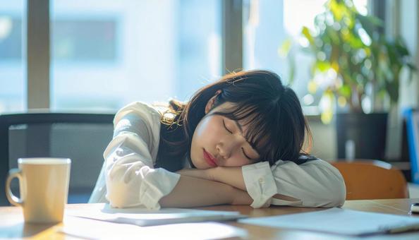 うたた寝する女性 うたた寝する女性の写真
