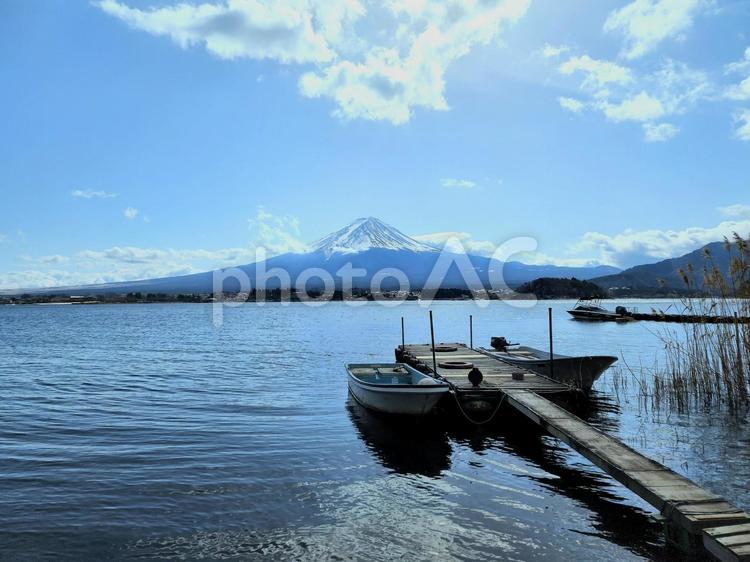 桟橋からの青い湖 富士山,富士五湖,桟橋の写真素材