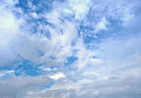 秋空の雲 秋空の雲 しろ,幻想的,空模様の写真素材