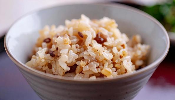 炊きたての雑穀米ご飯が入った茶碗 炊きたての雑穀米ご飯が入った茶碗の写真