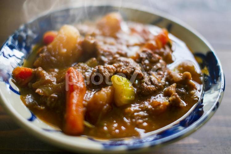 ブフ・ブルギニョン_やちむんのお皿 ビーフシチュー,ブフ・ブルギニョン,赤ワイン煮込みの写真素材