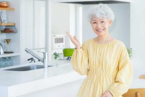 リビングでくつろぐシニア女性 リビングでくつろぐシニア女性 シニア,女性,老後の写真素材