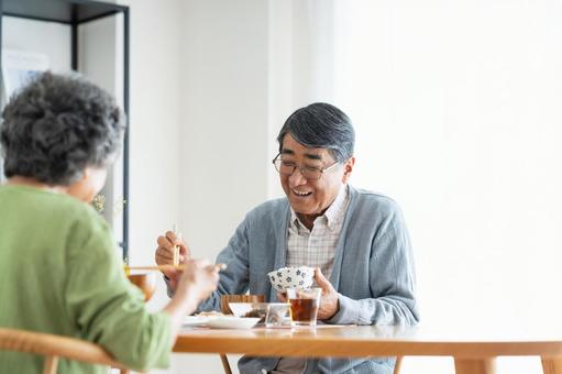 朝食を食べるシニアの夫婦 朝食を食べるシニアの夫婦 食事,食卓,シニアの写真素材