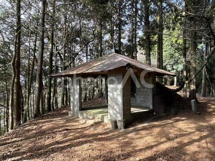 山の中にたたずむ祠 山,自然,風景の写真素材