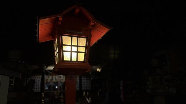 神社の灯篭 灯篭,明かり,赤の写真素材