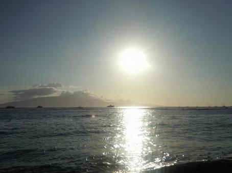 夕日と海と光の道(ハワイ) 夕日と海と光の道(ハワイ)の写真