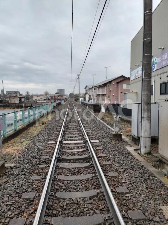 一本の真っ直ぐな線路(景色あり) 線路,鉄道,レールの写真素材