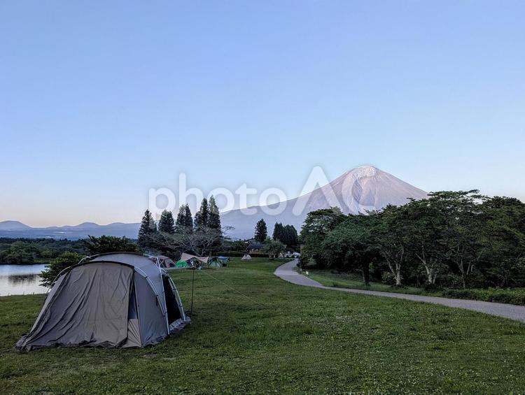 夕陽のキャンプ場 富士山,mtfuji,キャンプの写真素材