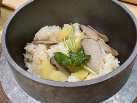 舞茸と栗の釜めしごはん 舞茸と栗の釜めしごはんの写真