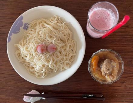 素麵に本つゆのつけだれといちごのシェーク 素麵に本つゆのつけだれといちごのシェークの写真