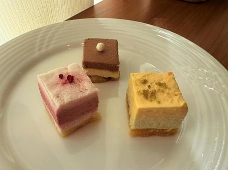 三色ミニケーキ 三色ミニケーキの写真