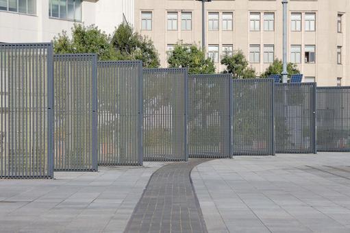 フェンスと緑の道 フェンスと緑の道の写真