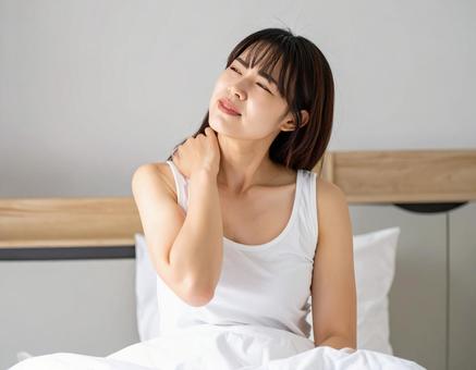 寝違えて首痛に苦しむ女性の写真