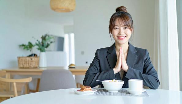 健康的で美しい女性の朝食風景の写真