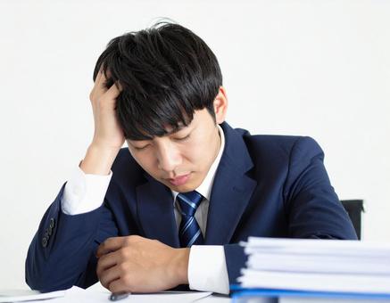オフィスで困っているサラリーマン男性 オフィスで困っているサラリーマン男性の写真