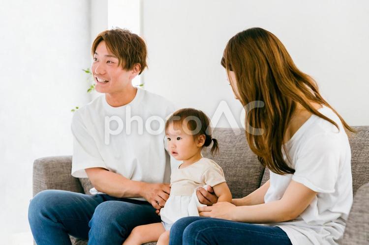 ソファに座る若い日本人家族・ファミリー 家族,ファミリー,親子の写真素材