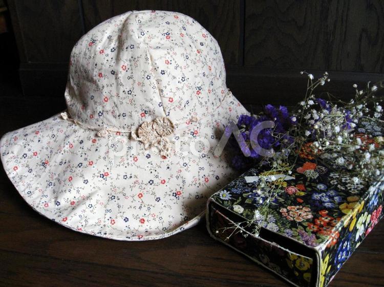 帽子とビンテージ花柄箱とドライフラワー ビンテージ品,帽子,箱の写真素材