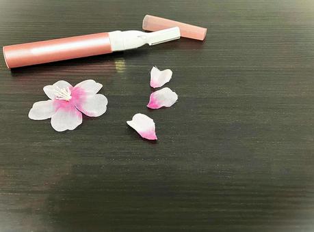 花と一緒に並んだ電動シェーバー 花と一緒に並んだ電動シェーバー 女性用シェーバー,電動シェーバー,ムダ毛ケアの写真素材