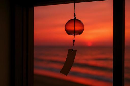 夕焼けに揺れる風鈴 夕焼けに揺れる風鈴の写真