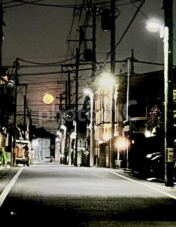 満月　日本の街並み 月,満月,風景の写真素材