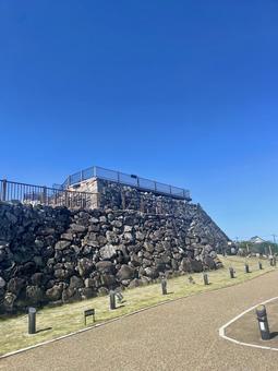 青空の下の郡山城跡の巨大な石垣 青空の下の郡山城跡の巨大な石垣 郡山城,城跡,石垣の写真素材