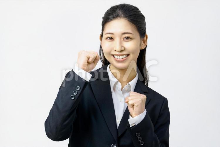 ガッツポーズ　女性　スーツ　仕事　スーツ ビジネスウーマン,ガッツポーズ,新入社員の写真素材