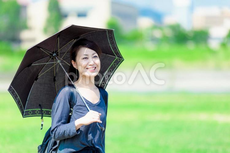 日傘を差している女性 30代,30歳,アウトドアの写真素材
