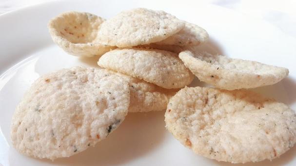 白い揚げ煎餅・1の写真