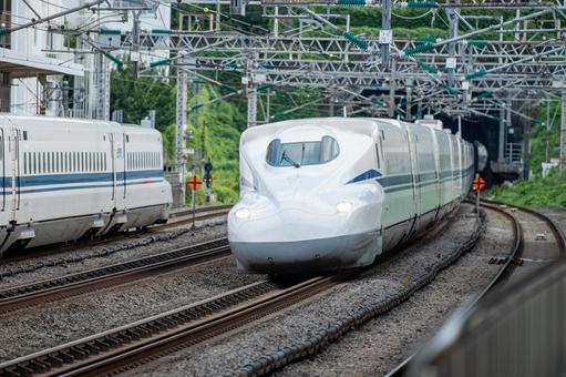 駅を通過する東海道山陽新幹線N700S 駅を通過する東海道山陽新幹線N700S 東海道,山陽,新幹線の写真素材