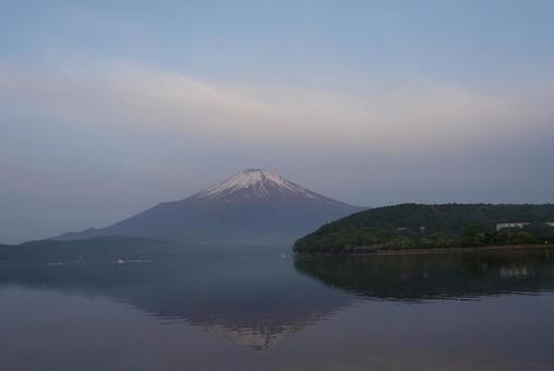 朝陽差す富士の高嶺 朝陽差す富士の高嶺 朝,早朝,富士の写真素材