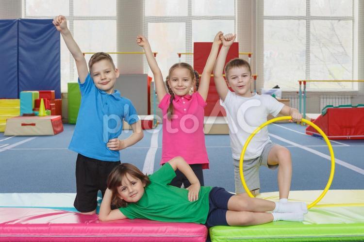 カメラ目線でポーズする男の子と女の子 子供,ポーズ,笑顔の写真素材
