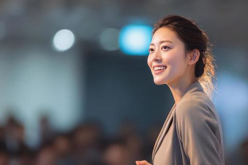 講演会でスピーチする女性の写真