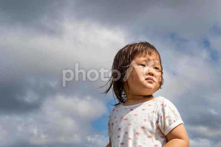何か不吉な予感を感じる子供 不吉,予感,感じるの写真素材