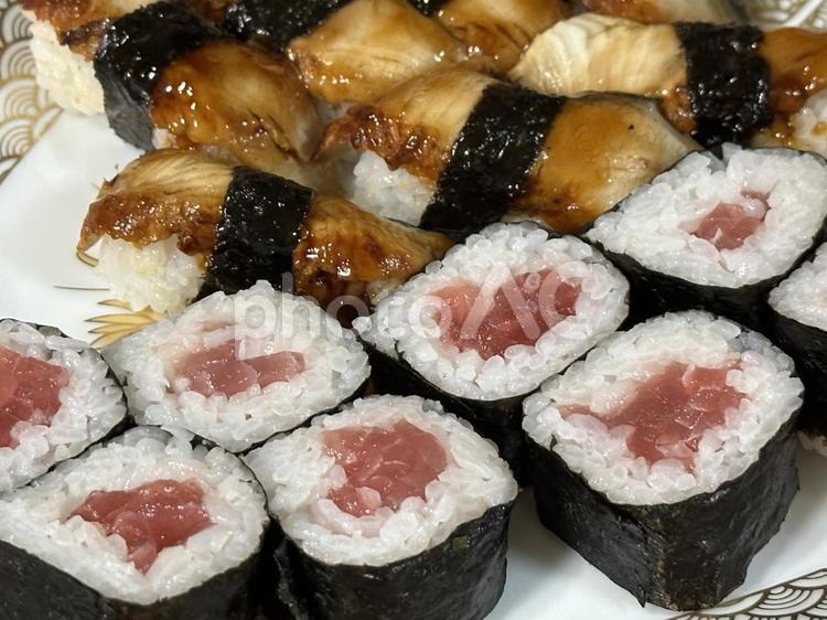 うなぎのにぎり寿司と鉄火巻き 寿司,にぎり寿司,のり巻きの写真素材